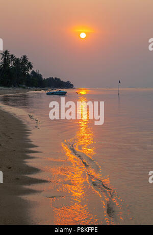 Un colorato tramonto sull'isola di Koh Samui in Thailandia. Foto Stock