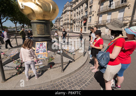 Parigi, Francia - 23 Giugno 2018: turisti si riuniscono di fronte alla fiamma della libertà, un memoriale non ufficiale di Diana, principessa di Galles. Foto Stock