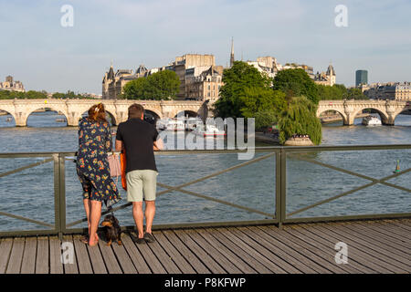 Parigi, 24 Giugno 2018: turisti godendo la vista da Pont des Arts bridge. Foto Stock