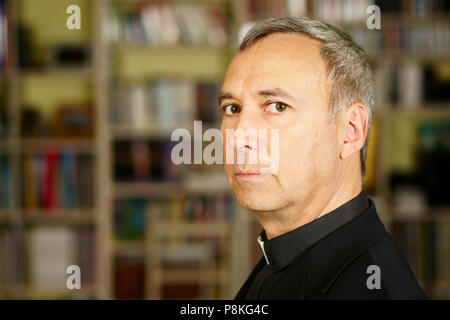 Un ritratto di una buona ricerca preoccupato per il sacerdote cattolico. Egli ci guardano con interesse, pensiveness, proselitismo, di fiducia e di serietà e concernness Foto Stock