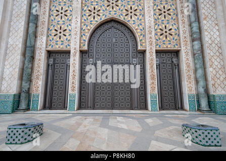 Grandi e intricati porte alla Moschea di Hassan II a Casablanca, Marocco Foto Stock