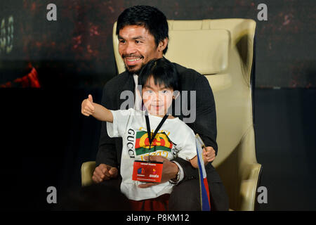 Kuala Lumpur, Malesia. 12 Luglio, 2018. La leggenda di inscatolamento Manny Pacquiao e suo figlio Israele Paquiao frequentare un pre-partita premere conference di Kuala Lumpur in Malesia, 12 luglio, 2018. L'attesissimo lotta tra Lucas Matthysse, argentino World Boxing Association (WBA) welterweight champion e boxe leggenda Manny Pacquiao, avrà luogo il 15 luglio presso l'Arena Axiata a Kuala Lumpur. Credito: Chong Voon Chung/Xinhua/Alamy Live News Foto Stock