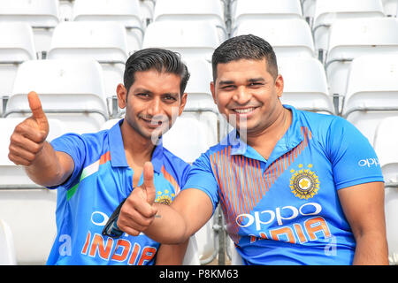 Trent Bridge, Nottingham, Inghilterra, Regno Unito. 12 luglio 2018. 1° ODI, Royal London One-Day Inghilterra serie v India; India fans in mezzo alla folla Credito: News immagini /Alamy Live News Foto Stock