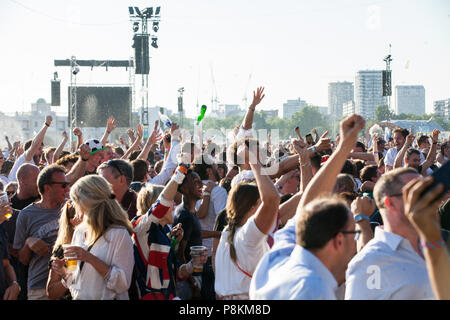 Londra, Regno Unito. 11 Luglio, 2018. 30.000 tifosi inglesi celebrare l'Inghilterra del primo gol contro la Croazia alla proiezione pubblica del 2018 FIFA World Cup semi-finale in Hyde Park, il più grande di questi screening di una partita di calcio dal 1996. La manifestazione è stata organizzata dal sindaco di Londra e di governo insieme con i parchi reali, la Football Association e altre agenzie. Il confronto fornisce l'Inghilterra con la possibilità di accedere alla loro prima finale di Coppa del mondo a partire dal 1966, la sola occasione essi hanno vinto il torneo. Credito: Mark Kerrison/Alamy Live News Foto Stock