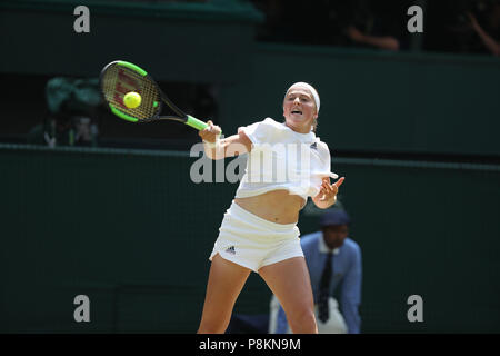 Londra, Regno Unito. 12 luglio 2018, All England Lawn Tennis e Croquet Club di Londra, Inghilterra; Wimbledon Tennis campionati, giorno 10; Jelena Ostapenko (LAT) restituisce durante la sua semifinale partita contro Angelique Kerber (GER) Credit: Azione Plus immagini di sport/Alamy Live News Foto Stock