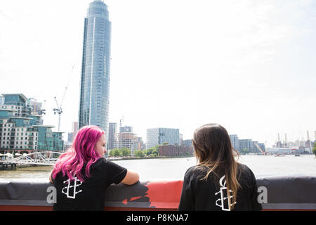 Londra, Regno Unito. 12 Luglio, 2018. Gli attivisti di Amnesty UK svelare un gigante protesta banner recanti la dicitura "Diritti umani incubo" e un'immagine di Donald Trump in vista dell'ambasciata statunitense a coincidere con l'arrivo del Presidente Trump NEL REGNO UNITO. I primi diciotto mesi del controverso Trump presidenza ha visto un periodo senza precedenti dei diritti umani il roll-back in noi. Foto Stock