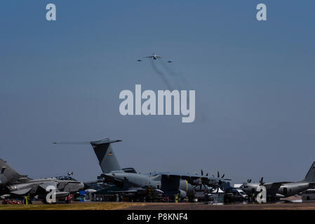 Ukrainian Air Force, un Ilyushin Il-76 Tanker Transport e Due Sukhoi Su-27 il flanker fighters - tutti di costruzione russa - arrivare oltre RAF Fairford per at Royal International Air Tattoo, RIAT 2018. Trasporto aereo al di sotto di Foto Stock