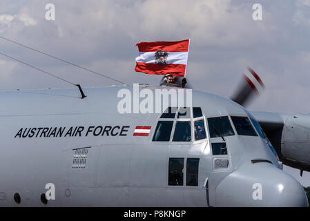 Austrian Air Force Lockheed C-130K Hercules al Royal International Air Tattoo, RIAT 2018, RAF Fairford. Battenti bandiera dell'Austria Foto Stock