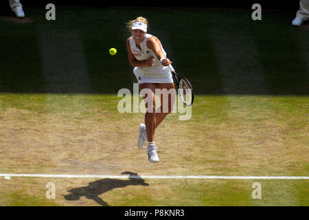 Londra, Inghilterra - Luglio 12, 2018. Wimbledon Tennis: la Germania Angie Kerber che serve per la Lettonia Jelena Ostapenko nell odierna semi partita finale a Wimbledon. Kerber ha vinto in retta fissa per avanzare al Sabato il finale. Credito: Adam Stoltman/Alamy Live News Foto Stock