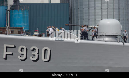 Woolwich, Londra, Regno Unito. 12 Luglio, 2018. BNS Leopoldo I vela fino al Tamigi di oggi. Fregata belga di Leopoldo I (F930) sono arrivati a Londra oggi poco dopo dragamine belga BNS Crocus. Rob Powell/Alamy Live News Foto Stock