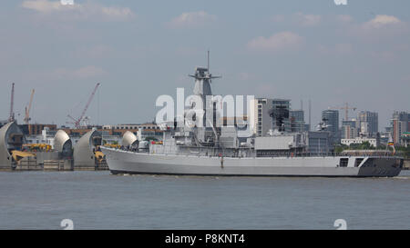 Woolwich, Londra, Regno Unito. 12 Luglio, 2018. BNS Leopoldo mi avvicina la Thames Barrier. Fregata belga di Leopoldo I (F930) sono arrivati a Londra oggi poco dopo dragamine belga BNS Crocus. Rob Powell/Alamy Live News Foto Stock