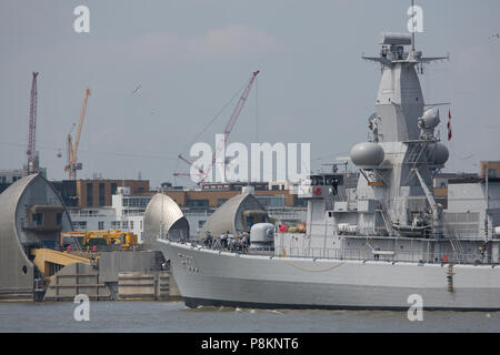 Woolwich, Londra, Regno Unito. 12 Luglio, 2018. BNS Leopoldo mi avvicina la Thames Barrier. Fregata belga di Leopoldo I (F930) sono arrivati a Londra oggi poco dopo dragamine belga BNS Crocus. Rob Powell/Alamy Live News Foto Stock