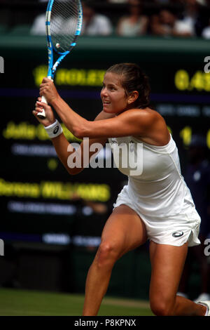 Londra, Inghilterra - Luglio 12, 2018. Wimbledon Tennis: la Germania Julia Georges in azione durante i suoi semi-finale corrispondono oggi a Wimbledon contro Serena Willaims. Williams ha vinto in retta fissa per avanzare al Sabato il finale. Credito: Adam Stoltman/Alamy Live News Foto Stock