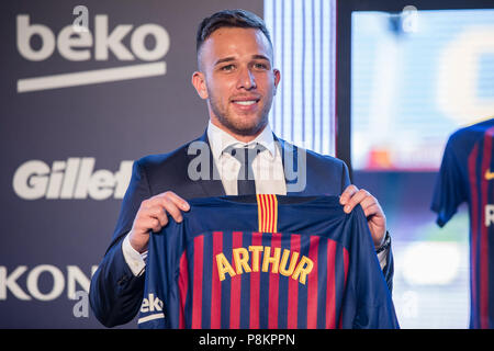 Luglio 12, 2018 - Presentazione di Arthur Melo dal Brasile dopo essere stata la prima nuova firma per il FC Barcelona 2018/2019 La Liga team nel Camp Nou Stadiu, Barcellona il 11 di luglio del 2018. Credito: Xavier Bonilla/AFP7/ZUMA filo/Alamy Live News Foto Stock