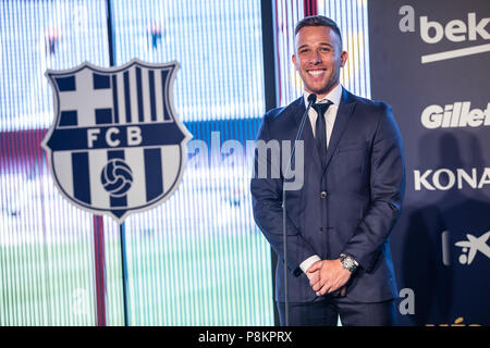 Luglio 12, 2018 - Presentazione di Arthur Melo dal Brasile dopo essere stata la prima nuova firma per il FC Barcelona 2018/2019 La Liga team nel Camp Nou Stadiu, Barcellona il 11 di luglio del 2018. Credito: Xavier Bonilla/AFP7/ZUMA filo/Alamy Live News Foto Stock