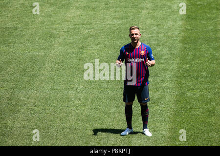 Luglio 12, 2018 - Presentazione di Arthur Melo dal Brasile dopo essere stata la prima nuova firma per il FC Barcelona 2018/2019 La Liga team nel Camp Nou Stadiu, Barcellona il 11 di luglio del 2018. Credito: Xavier Bonilla/AFP7/ZUMA filo/Alamy Live News Foto Stock