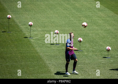 Luglio 12, 2018 - Presentazione di Arthur Melo dal Brasile dopo essere stata la prima nuova firma per il FC Barcelona 2018/2019 La Liga team nel Camp Nou Stadiu, Barcellona il 11 di luglio del 2018. Credito: Xavier Bonilla/AFP7/ZUMA filo/Alamy Live News Foto Stock