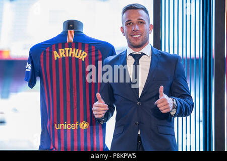 Luglio 12, 2018 - Presentazione di Arthur Melo dal Brasile dopo essere stata la prima nuova firma per il FC Barcelona 2018/2019 La Liga team nel Camp Nou Stadiu, Barcellona il 11 di luglio del 2018. Credito: Xavier Bonilla/AFP7/ZUMA filo/Alamy Live News Foto Stock