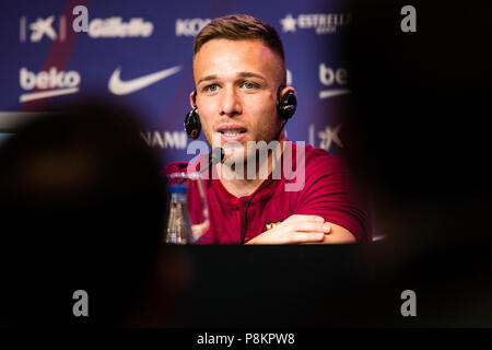 Luglio 12, 2018 - Presentazione di Arthur Melo dal Brasile dopo essere stata la prima nuova firma per il FC Barcelona 2018/2019 La Liga team nel Camp Nou Stadiu, Barcellona il 11 di luglio del 2018. Credito: Xavier Bonilla/AFP7/ZUMA filo/Alamy Live News Foto Stock