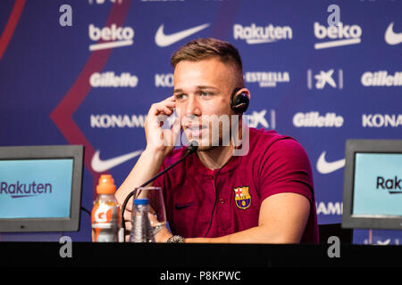 Luglio 12, 2018 - Presentazione di Arthur Melo dal Brasile dopo essere stata la prima nuova firma per il FC Barcelona 2018/2019 La Liga team nel Camp Nou Stadiu, Barcellona il 11 di luglio del 2018. Credito: Xavier Bonilla/AFP7/ZUMA filo/Alamy Live News Foto Stock