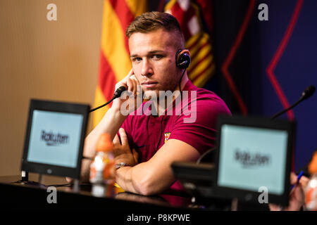 Luglio 12, 2018 - Presentazione di Arthur Melo dal Brasile dopo essere stata la prima nuova firma per il FC Barcelona 2018/2019 La Liga team nel Camp Nou Stadiu, Barcellona il 11 di luglio del 2018. Credito: Xavier Bonilla/AFP7/ZUMA filo/Alamy Live News Foto Stock