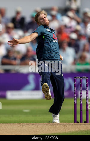 Trent Bridge, Nottingham, UK. 12 Luglio, 2018. International un giorno il cricket, tra Inghilterra e India; David Willey di Inghilterra entra nella ciotola Credit: Azione Plus immagini di sport/Alamy Live News Foto Stock