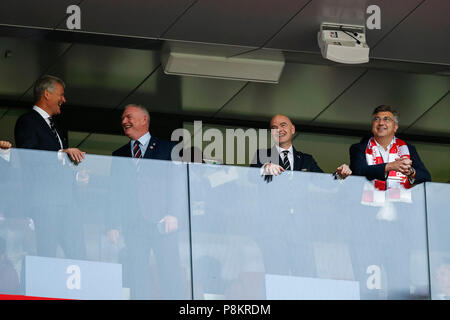 Vicepresidente del Regno Unito di FIFA David Gill, Presidente del FA Greg Clarke, presidente della FIFA Gianni Infantino e il Primo ministro croato Andrej Plenkovic frequentare il 2018 FIFA World Cup Semi Final match tra Croazia e Inghilterra a Luzhniki Stadium il 11 luglio 2018 a Mosca, in Russia. (Foto di Daniel Chesterton/phcimages.com) Foto Stock