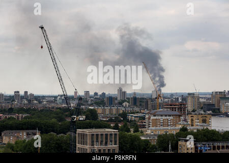 Londra, Regno Unito. 12 Luglio, 2018. London Fire: fumo nero sorge su edifici nella zona est di Londra. Credito: Guy Corbishley/Alamy Live News Foto Stock