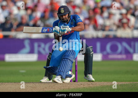 Trent Bridge, Nottingham, UK. 12 Luglio, 2018. International un giorno il cricket, tra Inghilterra e India; Rohit Sharma dell India si prepara a spazzare la palla Credit: Azione Plus immagini di sport/Alamy Live News Foto Stock