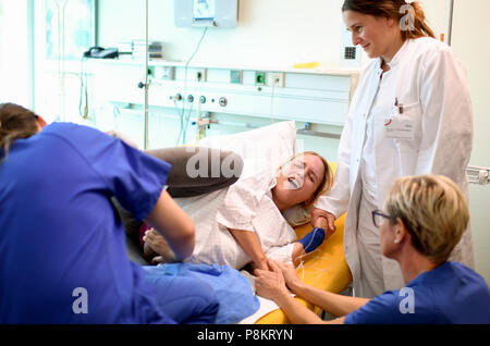 Berlino, Germania. 12 Luglio, 2018. Britta Hoffmann, ostetrica (C), Kristin Langkopf (L), Romy Kleinert e Mandy Mangler, medico, la pratica di una situazione di emergenza durante il parto in una simulazione di formazione. Credito: Britta Pedersen/dpa-Zentralbild/dpa/Alamy Live News Foto Stock