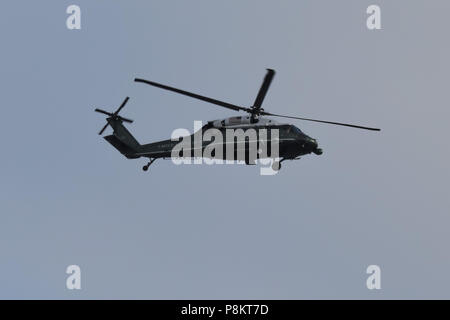 Londra, Regno Unito. 12 luglio 2018. Marine uno portante il presidente statunitense Donald Trump e la First Lady Melania Trump volando verso Wembley Staduim, Londra, UK Credit: amanda rose/Alamy Live News Foto Stock