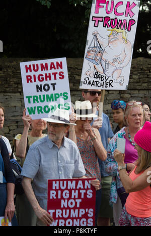 Woodstock, Oxford, UK 12 luglio 2018. Centinaia di protesta contro il cancello del palazzo di Blenheim come presidente Donald Trump's assiste una cravatta nera la Cena ospitata dal Primo Ministro Theresa Maggio. © Pete Lusabia/Alamy News live Foto Stock