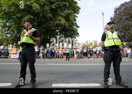 Woodstock, Oxford, UK 12 luglio 2018. Centinaia di protesta contro il cancello del palazzo di Blenheim come presidente Donald Trump's assiste una cravatta nera la Cena ospitata dal Primo Ministro Theresa Maggio. © Pete Lusabia/Alamy News live Foto Stock