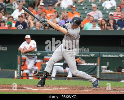 Baltimore, Stati Uniti d'America. 11 Luglio, 2018. New York Yankees primo baseman Greg Bird (33) colpisce le oscillazioni nel secondo inning contro i Baltimore Orioles a Rigogolo Park a Camden Yards a Baltimora, MD su Mercoledì, 11 luglio, 2018. Credito: Ron Sachs/CNP (restrizione: NO New York o New Jersey o giornali quotidiani nel raggio di 75 miglia da New York City) | utilizzo del credito in tutto il mondo: dpa/Alamy Live News Foto Stock