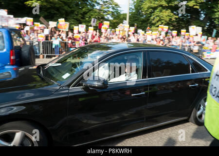 Gli ospiti arrivano a cena a Blenheim con il Presidente Trump. Essi hanno dovuto passare attraverso una grande folla di oltre due mila gridando manifestanti che hanno espresso il loro disappunto presso la visita del Presidente. Credito: Adrian arbib/Alamy Live News Foto Stock