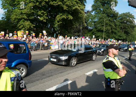 Gli ospiti arrivano a cena a Blenheim con il Presidente Trump. Essi hanno dovuto passare attraverso una grande folla di oltre due mila gridando manifestanti che hanno espresso il loro disappunto presso la visita del Presidente. Credito: Adrian arbib/Alamy Live News Foto Stock