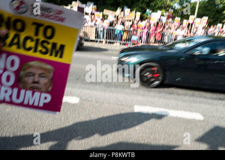 Gli ospiti arrivano a cena a Blenheim con il Presidente Trump. Essi hanno dovuto passare attraverso una grande folla di oltre due mila gridando manifestanti che hanno espresso il loro disappunto presso la visita del Presidente. Credito: Adrian arbib/Alamy Live News Foto Stock