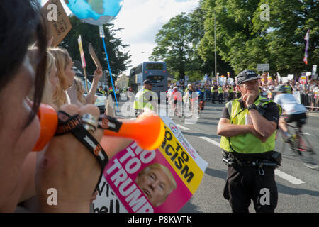 Gli ospiti arrivano a cena a Blenheim con il Presidente Trump. Essi hanno dovuto passare attraverso una grande folla di oltre due mila gridando manifestanti che hanno espresso il loro disappunto presso la visita del Presidente. Credito: Adrian arbib/Alamy Live News Foto Stock