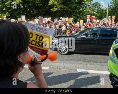 Gli ospiti arrivano a cena a Blenheim con il Presidente Trump. Essi hanno dovuto passare attraverso una grande folla di oltre due mila gridando manifestanti che hanno espresso il loro disappunto presso la visita del Presidente. Credito: Adrian arbib/Alamy Live News Foto Stock