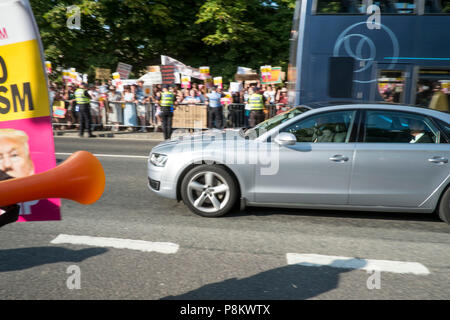 Gli ospiti arrivano a cena a Blenheim con il Presidente Trump. Essi hanno dovuto passare attraverso una grande folla di oltre due mila gridando manifestanti che hanno espresso il loro disappunto presso la visita del Presidente. Credito: Adrian arbib/Alamy Live News Foto Stock