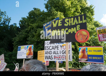 Gli ospiti arrivano a cena a Blenheim con il Presidente Trump. Essi hanno dovuto passare attraverso una grande folla di oltre due mila gridando manifestanti che hanno espresso il loro disappunto presso la visita del Presidente. Credito: Adrian arbib/Alamy Live News Foto Stock