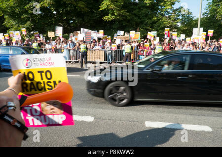 Gli ospiti arrivano a cena a Blenheim con il Presidente Trump. Essi hanno dovuto passare attraverso una grande folla di oltre due mila gridando manifestanti che hanno espresso il loro disappunto presso la visita del Presidente. Credito: Adrian arbib/Alamy Live News Foto Stock