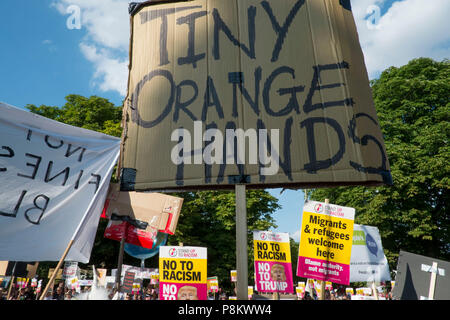 Gli ospiti arrivano a cena a Blenheim con il Presidente Trump. Essi hanno dovuto passare attraverso una grande folla di oltre due mila gridando manifestanti che hanno espresso il loro disappunto presso la visita del Presidente. Credito: Adrian arbib/Alamy Live News Foto Stock