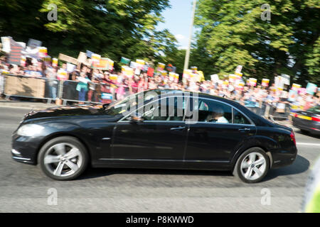 Gli ospiti arrivano a cena a Blenheim con il Presidente Trump. Essi hanno dovuto passare attraverso una grande folla di oltre due mila gridando manifestanti che hanno espresso il loro disappunto presso la visita del Presidente. Credito: Adrian arbib/Alamy Live News Foto Stock