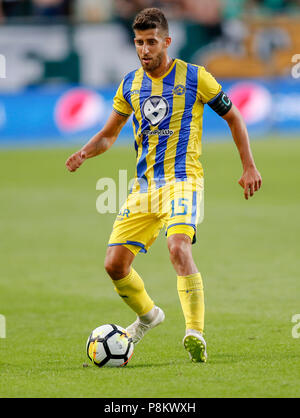 Budapest, Ungheria. 12 Luglio, 2018. Dor Micha del Maccabi Tel Aviv FC controlla la sfera durante la UEFA Europa League primo turno di qualificazione prima gamba match tra Ferencvarosi TC e il Maccabi Tel Aviv FC a Groupama Arena sulla luglio 12, 2018 a Budapest, Ungheria. Credito: Laszlo Szirtesi/Alamy Live News Foto Stock