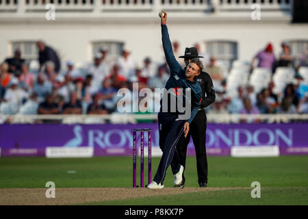 Trent Bridge, Nottingham, UK. 12 Luglio, 2018. International un giorno il cricket, tra Inghilterra e India; Joe radice di Inghilterra bocce il penultimo su Credit: Azione Plus immagini di sport/Alamy Live News Foto Stock