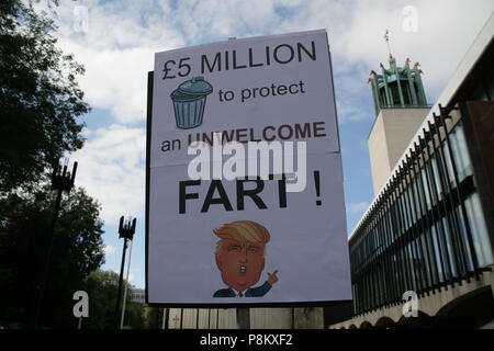 Newcastle, Regno Unito. 12 Luglio, 2018. Non Trump Benvenuto dimostrazione contro la visita del Presidente degli Stati Uniti, Donald Trump J PER IL REGNO UNITO. 12 luglio 2018. Credito: David Whinham/Alamy Live News Foto Stock