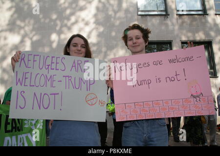 Newcastle, Regno Unito. 12 Luglio, 2018. Non Trump Benvenuto dimostrazione contro la visita del Presidente degli Stati Uniti, Donald Trump J PER IL REGNO UNITO. 12 luglio 2018. Credito: David Whinham/Alamy Live News Foto Stock