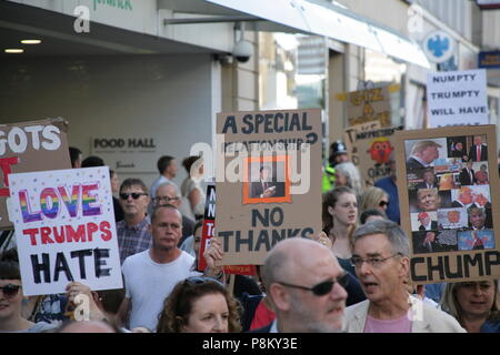 Newcastle, Regno Unito. 12 Luglio, 2018. Non Trump Benvenuto dimostrazione contro la visita del Presidente degli Stati Uniti, Donald Trump J PER IL REGNO UNITO. 12 luglio 2018. Credito: David Whinham/Alamy Live News Foto Stock