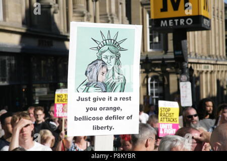 Newcastle, Regno Unito. 12 Luglio, 2018. Non Trump Benvenuto dimostrazione contro la visita del Presidente degli Stati Uniti, Donald Trump J PER IL REGNO UNITO. 12 luglio 2018. Credito: David Whinham/Alamy Live News Foto Stock